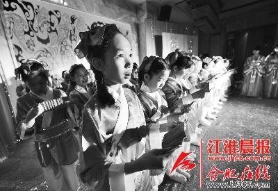 60名小學生著漢服誦《弟子規(guī)》迎接10歲成長禮 60名小學生著漢服誦《弟子規(guī)》迎接10歲成長禮