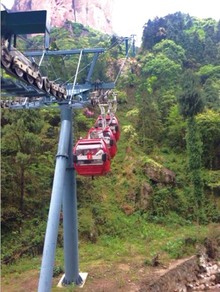 當(dāng)時(shí)還有3個(gè)轎廂懸在半空中。溫先生供圖