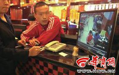 昨日，李女士展示從火鍋店抱回的火鍋，內(nèi)有濕巾