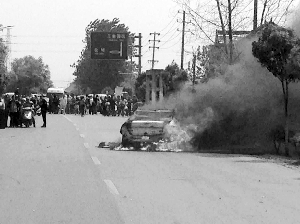 寶馬后備箱裝滿(mǎn)鞭炮接新娘 半路被引燃燒成空殼