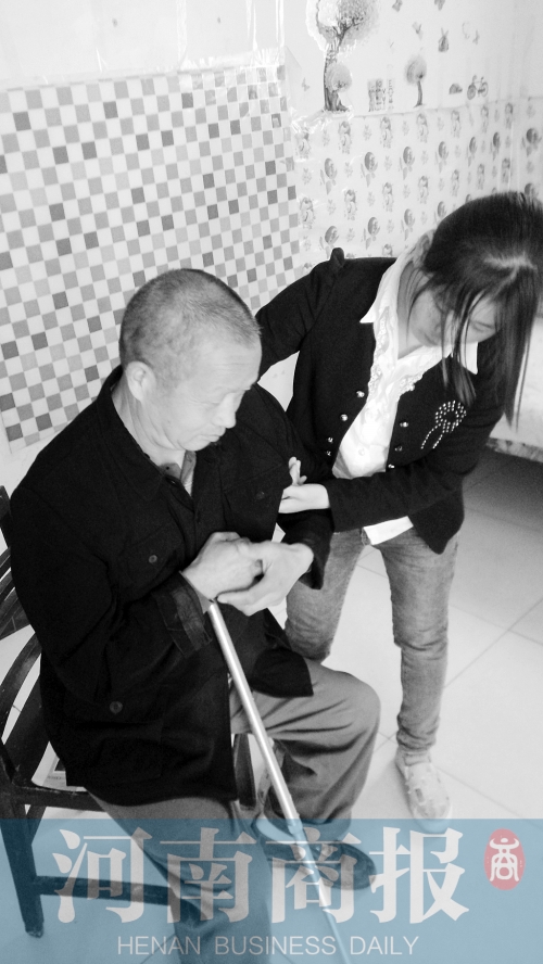 為了方便照顧爸爸，曾現(xiàn)春在學(xué)校旁邊租了一間房子