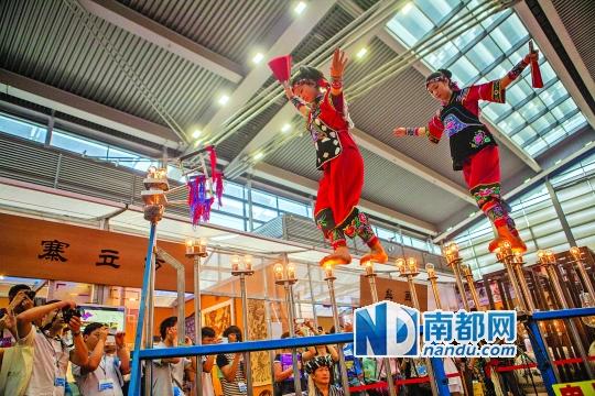 2號展館，苗族姑娘表演踩燈泡絕技《電光玫瑰》，赤腳踩上40瓦的燈泡并做出高難度動(dòng)作。 南都記者 霍健斌 攝
