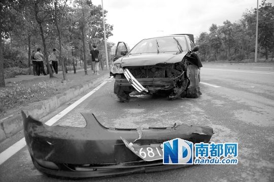 男子搶的比亞迪轎車車頭損毀嚴(yán)重。