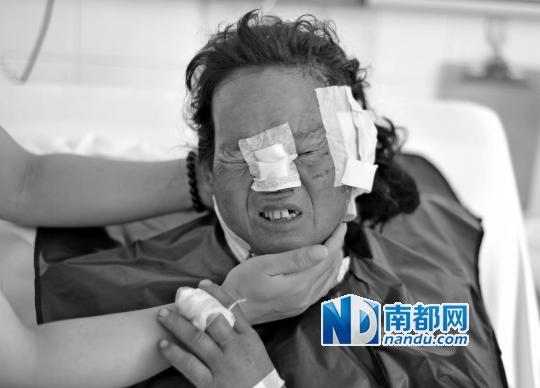 受狼群襲擊受傷較重的村民在接受救治。C FP圖片