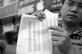 8月24日,長(zhǎng)沙縣泉塘小區(qū),沈先生貪便宜買“蘋果5S”手機(jī),之后發(fā)現(xiàn)銀行卡數(shù)萬元被盜刷。圖/實(shí)習(xí)生張迪