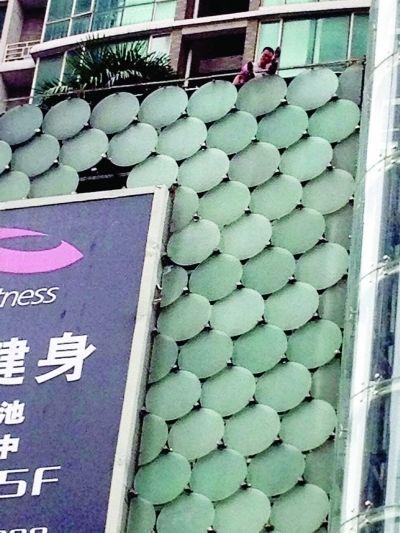 環(huán)亞廣場(chǎng)5樓露臺(tái)上，有一男子揚(yáng)言跳樓。