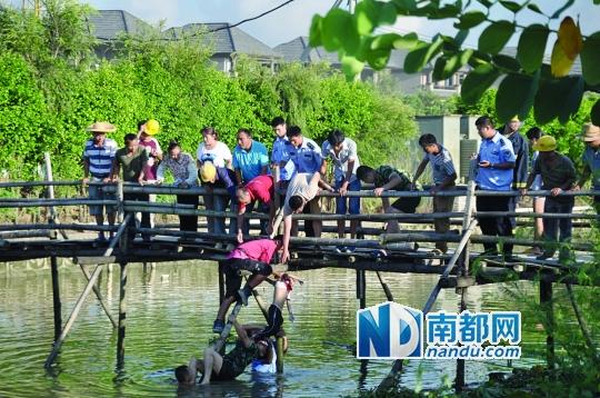 救援人員合力打撈起落水女孩，后經(jīng)醫(yī)護(hù)人員確認(rèn)已經(jīng)死亡。受訪者供圖