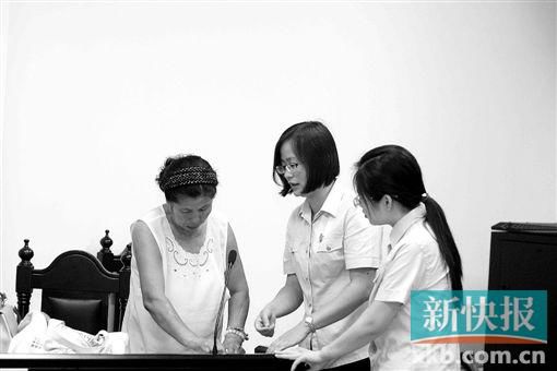 白春榮簽領(lǐng)國(guó)家賠償款。通訊員供圖