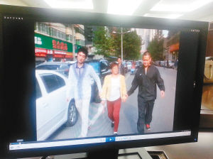 　　便衣民警將一名“站街女”帶回調(diào)查。