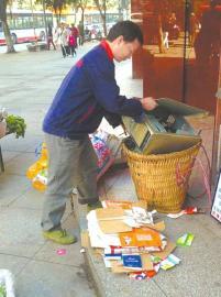 王光偉靠收廢品拾荒為生，每月僅有1000元的微薄收入。