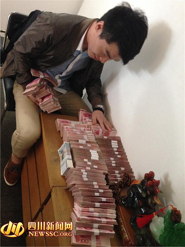 警方在犯罪嫌疑人手機中發(fā)現(xiàn)的照片，犯罪嫌疑人正在數(shù)騙來的贓款（警方提供）。