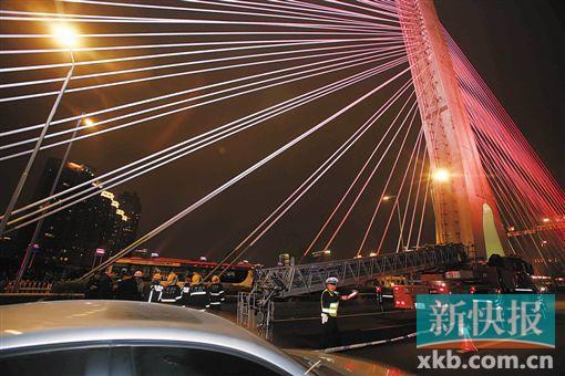 昨日深夜，橋上東側空出兩條車道用來救援。