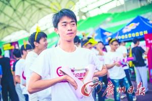 廣州大學(xué)城男生踩高跟鞋賽跑 跑后更懂體諒女友 廣州大學(xué)城男生踩高跟鞋賽跑 跑后更懂體諒女友