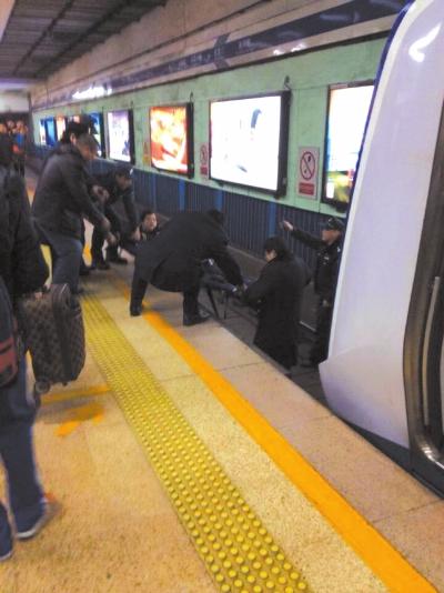 地鐵工作人員將林某從站臺(tái)下救起。網(wǎng)友供圖