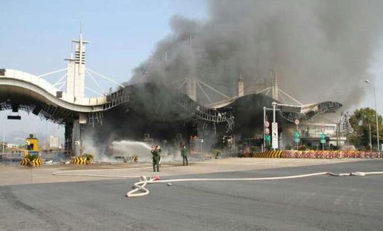 1月16日中午，G60（滬昆）高速浙江段常山收費(fèi)站發(fā)生一起貨車自燃事故