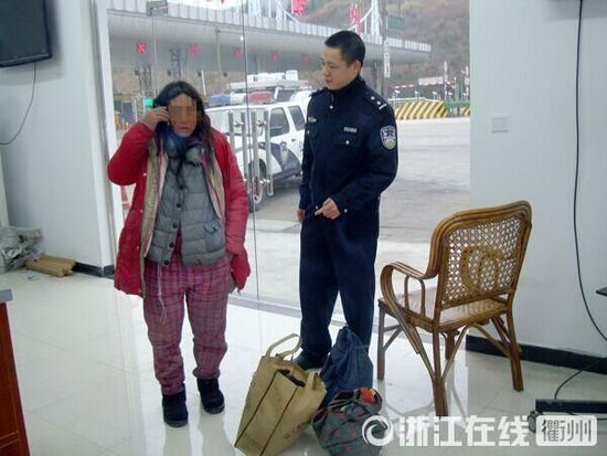 1月30日，衢州高速交警發(fā)現(xiàn)了徒步走在高速楓嶺關(guān)卡口的汪女士
