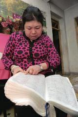 背單詞，是很多學(xué)生學(xué)習(xí)英語(yǔ)時(shí)最頭疼的事兒，而西安51歲大學(xué)英語(yǔ)老師李艷芝在兩年內(nèi)背完《英漢大詞典》22萬(wàn)個(gè)英語(yǔ)詞匯，學(xué)生稱贊其為一本活的《英漢大詞典》；兒子自小患有自閉癥，生活不能自理，20年前又與丈夫離婚，面對(duì)生活的不幸，她秉承“你必須一直向前”的信念。