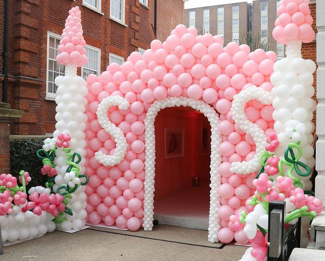 生日宴會入口處用氣球搭建成一個城堡模樣。