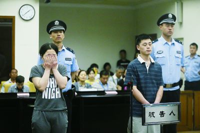 聽到判決，賈某（左）哭了起來。一直到被帶離法庭，夫妻倆沒說一句話