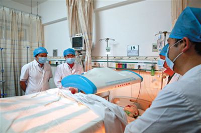 受傷醫(yī)生覃某正在進行治療。昨日上午，醫(yī)生覃某在醫(yī)院乘電梯期間，被一名患者潑汽油并點燃，致重度燒傷。圖/CFP