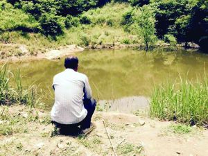 事發(fā)的水塘邊沒有任何警示標語與防護設(shè)施 事發(fā)的水塘邊沒有任何警示標語與防護設(shè)施