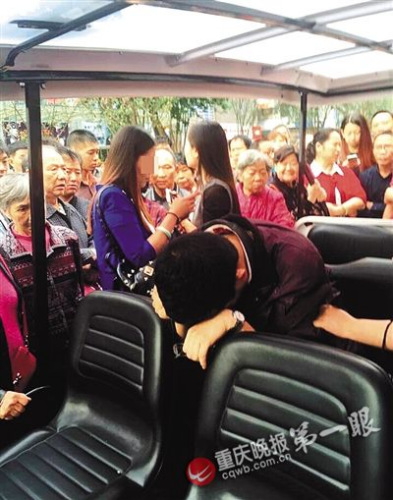 偷拍男子（前）照片來源于網(wǎng)絡(luò)，請作者與重慶晚報聯(lián)系