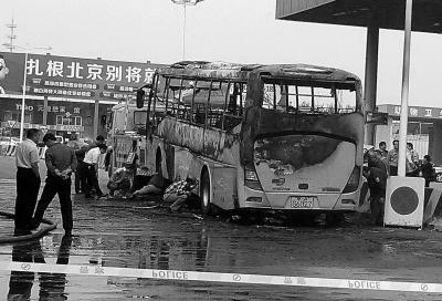 老漢不滿離婚判決公交上縱火 稱(chēng)去法院太費(fèi)勁