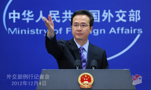 外交部發(fā)言人洪磊主持例行記者會。