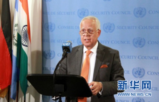 12月12日，在美國(guó)紐約聯(lián)合國(guó)總部，安理會(huì)本月輪值主席、摩洛哥常駐聯(lián)合國(guó)代表盧利什基向媒體宣讀聲明。聯(lián)合國(guó)安理會(huì)12日發(fā)表媒體聲明，對(duì)朝鮮發(fā)射衛(wèi)星的行為表示譴責(zé)。 新華社記者林瓊攝