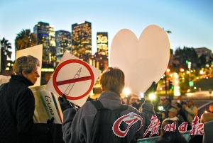 　14日，在美國首都華盛頓白宮外，民眾舉行燭光集會，悼念當(dāng)日康涅狄格州桑迪胡克小學(xué)槍擊案遇難者，呼吁