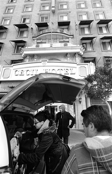 20日，美國洛杉磯，塞西爾酒店房客薩拜娜乘出租車離開酒店。由于擔(dān)心水質(zhì)受到污染，目前已有27戶房客離開塞西爾酒店。
