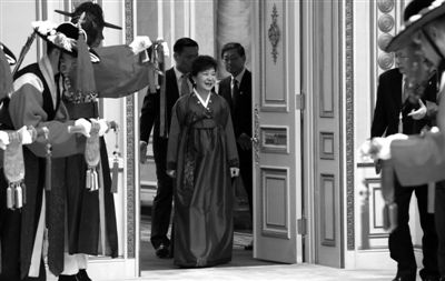 2月25日，韓國首爾，韓國首位女總統(tǒng)樸槿惠身著傳統(tǒng)韓服出席晚宴。