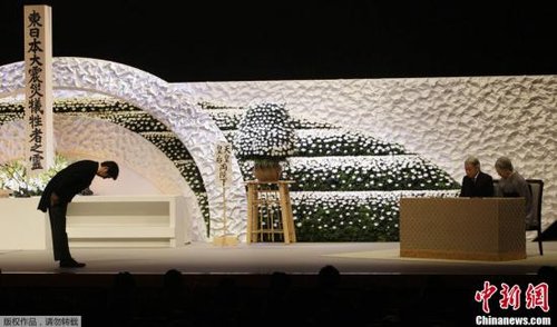 “3·11”東日本大地震兩周年紀(jì)念追悼儀式在東京舉行，日本明仁天皇與皇后、首相安倍晉三出席