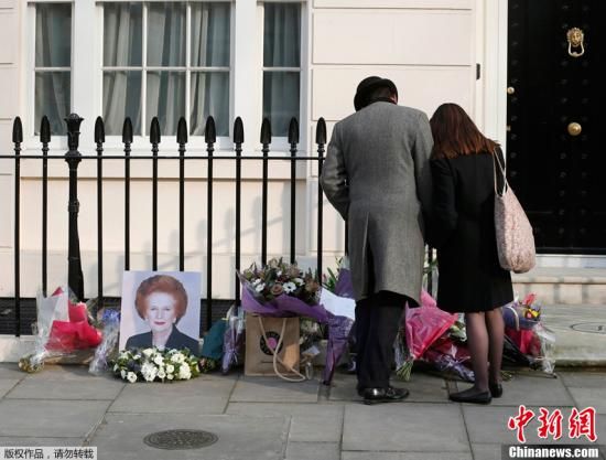 當(dāng)?shù)貢r間2013年4月8日，英國倫敦，民眾在英國前首相撒切爾夫人位于倫敦的住所前進(jìn)行悼念活動。
