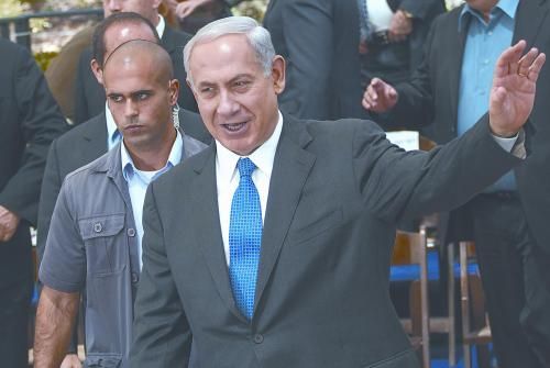 經(jīng)以總理內(nèi)塔尼亞胡主持的內(nèi)閣秘密會(huì)議決定，以空軍接連對(duì)敘利亞多處目標(biāo)實(shí)施空襲。圖為內(nèi)塔尼亞胡5日出席內(nèi)閣會(huì)議。