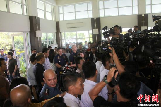 　　6月1日，菲律賓內(nèi)政部長羅哈斯在菲國家警察部隊(duì)司令普里斯馬等人陪同下召開記者會(huì)，介紹環(huán)球城公寓樓