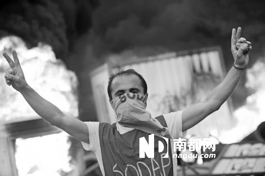 5月31日，土耳其示威者在伊斯坦布爾市中心的塔克西姆廣場抗議政府拆除加濟公園的計劃。