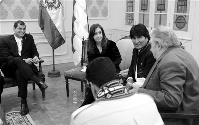 7月4日，科雷亞、克里斯蒂娜、莫拉萊斯、穆?？榜R杜羅（左起順時針方向）參加會議。新華社發(fā)