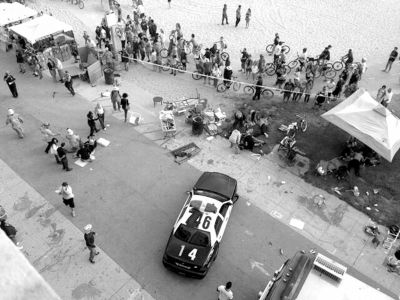 3日，美國(guó)洛杉磯，威尼斯海灘上血跡斑斑，警方正在調(diào)查。圖/東方IC