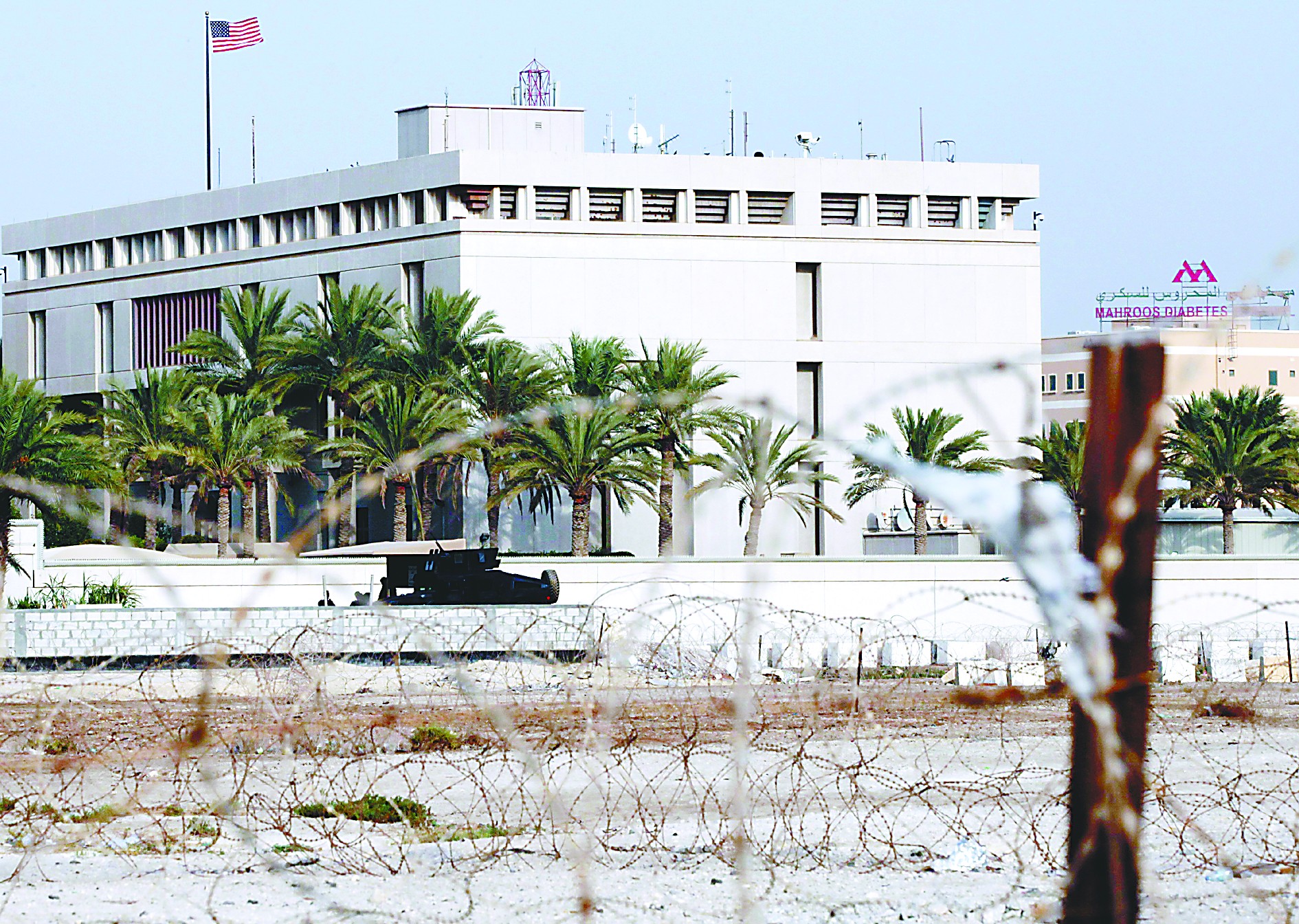 當(dāng)?shù)貢r(shí)間4日，在也門(mén)首都薩那，安全人員在通往美國(guó)大使館的路上設(shè)置檢查站檢查過(guò)往車輛。