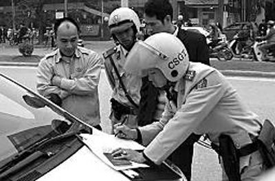 越南交警在開(kāi)罰單。