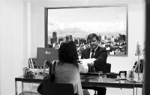 求職者以為電視屏幕是一扇窗戶(hù)