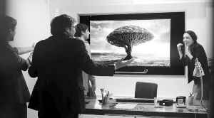 屏幕顯示樹(shù)的畫(huà)面，求職者獲知真相