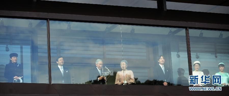 當(dāng)?shù)貢r(shí)間12月23日，在位于日本東京的皇宮，日本明仁天皇在皇族的陪同下發(fā)表生日感言。