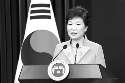 1月6日，韓國(guó)總統(tǒng)樸槿惠在首爾總統(tǒng)府青瓦臺(tái)舉行的新年記者會(huì)上發(fā)言。新華社發(fā)