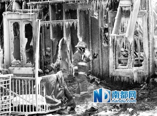 消防員用蒸汽機融化救火后殘留的冰層，尋找遇難者遺