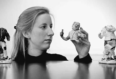 在英國倫敦，拍賣行員工展示邁森瓷器。