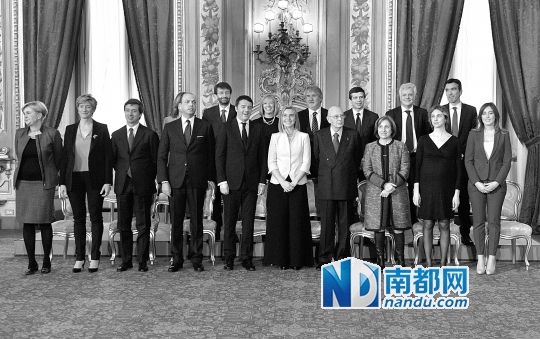2月22日，在意大利羅馬總統(tǒng)府，新任總理馬泰奧·倫齊(前左五)與總統(tǒng)納波利塔諾(前右四)及新內(nèi)閣成員
