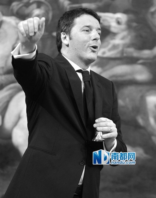 2月22日，在意大利羅馬總理府，新任總理馬泰奧·倫齊搖鈴象征正式行使總理權力。