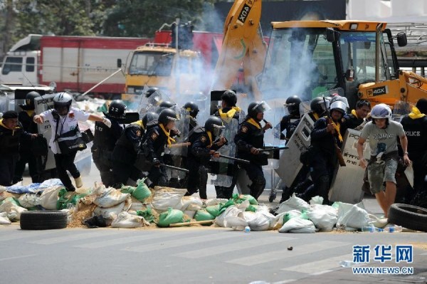 當(dāng)?shù)貢r(shí)間2月18日，泰國曼谷警方與示威者發(fā)生沖突。